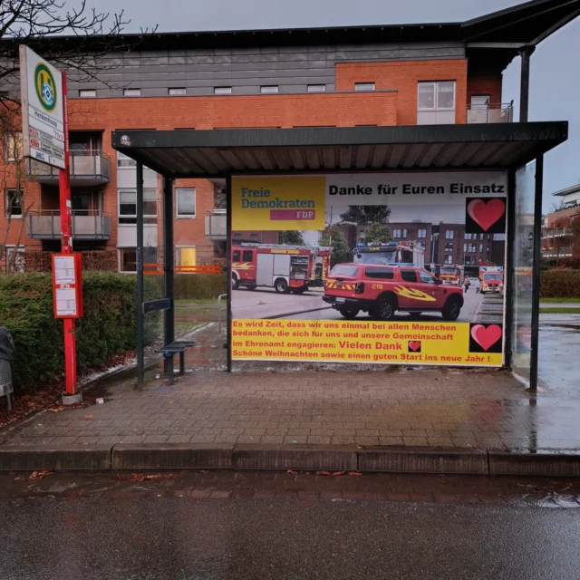 Schaut mal, welch schöne Überraschung wir heute "Zwischen den Toren" entdeckten! 
Wir bedanken uns ganz herzlich für diese nette Art, unseren ehrenamtlichen Dienst für die Bevölkerung zu würdigen. Eure Anerkennung motiviert uns, weiterhin mit vollem Einsatz für die Sicherheit und das Wohl aller da zu sein.

Du möchtest mit guten Vorsätzen ins neue Jahr starten und dich auch ehrenamtlich engagieren? Dann komm am 9. Januar zu unserem ersten Ausbildungsdienst nach den Ferien und werde Feuerwehrfrau oder Feuerwehrmann!