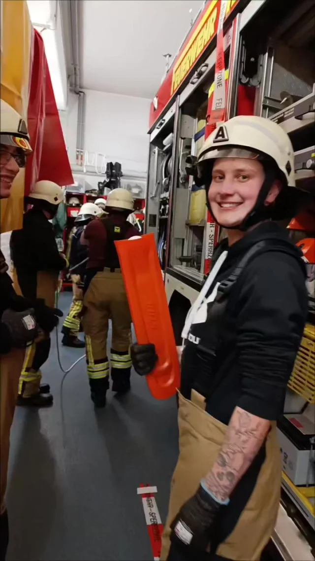 Auf der letzten Übung stand "Technischer Dienst" auf dem Programm. Uns erwarteten einige knifflige Herausforderungen.
An der einen Station ging es darum ein Ei über einen Parkour zu transportieren ohne es mit den Händen anzufassen. Pro Abschnitt durften höchsten 2 Geräte aus den Fahrzeugen benutzt werden und diese auch nur einmal auf der gesamten Strecke.
Schaut euch an auf welche Ideen wir gekommen sind! 😃

 #wirsindfüreuchda #feuerwehrwentorf #freiwilligefeuerwehr #feuerwehr #wentorfbeihamburg #retterherz