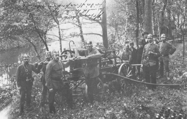 Wir feiern Geburtstag!
Heute vor 120 Jahren ist die Freiwillige Feuerwehr Wentorf gegründet worden:
In der zweiten Hälfte des 19. Jahrhunderts erfolgte die Brandabwehr noch weitgehend durch die (1887 gegründete) Wehr in Reinbek. Die Einsätze wurden vergütet; so mußten für das Ausrücken am 22.11.1887 nach Wentorf 33 Reichsmark gezahlt werden – viel Geld damals. 
Die „Abhängigkeit“ und der damit verbundene Zeitverlust – z.B. mussten die Pferde ja erst angeschirrt werden – führte  dazu, dass sich am 1.März 1905 in der Gastwirtschaft Wilke 21 Männer zusammen-fanden, um die Freiwillige Feuerwehr Wentorf zu gründen.

Zur Abbildung :
Die Spritze während ihres Einsatzes 1911 beim Brand der Ziegelei zwischen Wohltorf und Wentorf (heute Randgebiet des Tonteiches).

#feuerwehr #wentorfbeihamburg #feuerwehrwentorf #wirsindfüreuchda #freiwilligefeuerwehr #retterherz