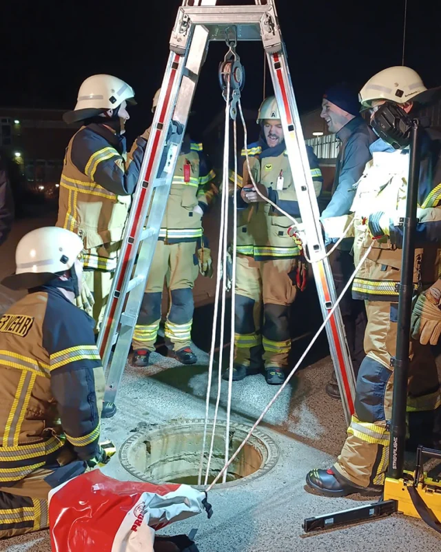 Leitern sind nicht nur zum Hochsteigen da! ⬆️⬇️

Bei unserer letzten Übung haben wir gezeigt, wie vielseitig sie sind:
✅ Rettung aus Schächten mit einer stabilen Bockleiter
✅ Zugang zu schwer erreichbaren Orten, wie hier ins Parkhaus vom Casinopark

Möchtest du auch im Team arbeiten, Herausforderungen meistern und anderen helfen? Dann komm vorbei! Jeden Donnerstag hast du die Chance, Feuerwehrluft zu schnuppern. 

#wirsindfüreuchda #feuerwehrwentorf #freiwilligefeuerwehr #feuerwehr #wentorfbeihamburg #retterherz