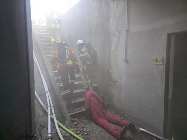 Ausflug nach Braunschweig: Seit etwa zwei Jahren wächst eine Freundschaft zwischen der Feuerwehr Wentorf und der Ortsfeuerwehr Ölper @feuerwehr_oelper . Am vergangenen Wochenende besuchte eine Gruppe von neun Leuten mitsamt unserem HLF20 die Kamerad:innen in Braunschweig. Für Samstagvormittag war eine gemeinsame Übung vorbereitet: In einem Kellerraum auf dem Gelände der Physikalisch-Technischen Bundesanstalt @ptb.bund waren zunächst 15 Personen nach einer Explosion mit Feuer und Verrauchung vermisst. In gemischter Besetzung suchten mehrere Trupps unter Einsatz von Atemschutz bei schlechter Sicht die Räumlichkeiten ab und brachten insgesamt 8 Übungspuppen ins Freie. Nach kurzer Erholungspause von der anstrengenden Übung nutzten wir den sonnigen Nachmittag für Kulturprogramm in der Stadt Braunschweig.

#feuerwehr #feuerwehrwentorf #feuerwehroelper #feuerwehrbraunschweig #ehrenamt #feuerwehrfreundschaft