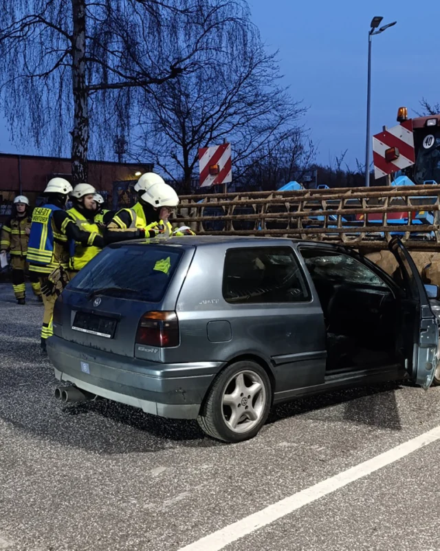 Bei unserer letzten Zugübung wurde ein anspruchsvolles Szenario geübt: Ein Pkw war unter das Arbeitsgerät eines Treckers geraten – beide Fahrzeugführer eingeklemmt.

Die Rettung gestaltete sich herausfordernd: Trecker sind nicht nur hoch, sondern auch schwer zugänglich – besonders, wenn der PKW darunter steckt. Doch durch gute Zusammenarbeit, technische Präzision und Teamgeist konnten wir beide Personen erfolgreich retten!

Wieder einmal gezeigt: Gemeinsam sind wir stark!

 #wirsindfüreuchda #feuerwehrwentorf #freiwilligefeuerwehr #feuerwehr #wentorfbeihamburg #retterherz #TechnischeHilfeleistung #teamwork
