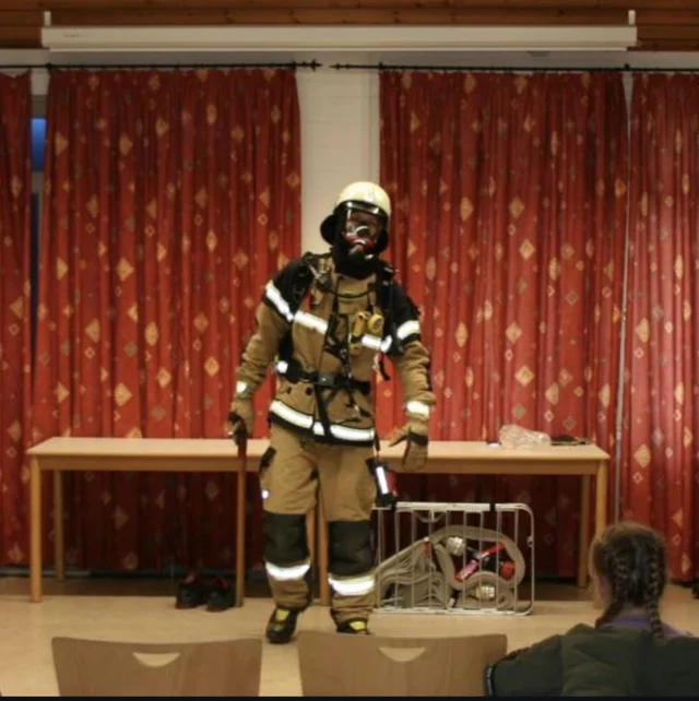 Eine spannende Woche mit den Drittklässlern! 🚒 
Während der  Projektwoche unserer Grundschule zum Thema Feuerwehr hatten wir die großartige Gelegenheit, den kleinen Feuerwehrfans einen Einblick in unsere Arbeit zu geben. An verschiedenen Stationen konnten sie lernen, wie man den Notruf richtig absetzt, was zur Schutzausrüstung gehört, wie die Wasserentnahme funktioniert, und vieles mehr. Es war schön zu sehen, wie begeistert und neugierig die Kinder waren. 
Ein herzliches Dankeschön an alle, die mitgemacht haben – besonders an die Polizei, die uns bei der Station „Toter Winkel“ unterstützt hat! 
Gemeinsam wecken wir das Interesse an der Feuerwehr und freuen uns auf ein Wiedersehen mit hoffentlich dem einen oder anderen in der Jugendfeuerwehr!

#freiwilligeFeuerwehr #FeuerwehrWentorf #Feuerwehr #Grundschulwoche #Brandschutzerziehung #BeBa #WentorfBeiHamburg #retterherz