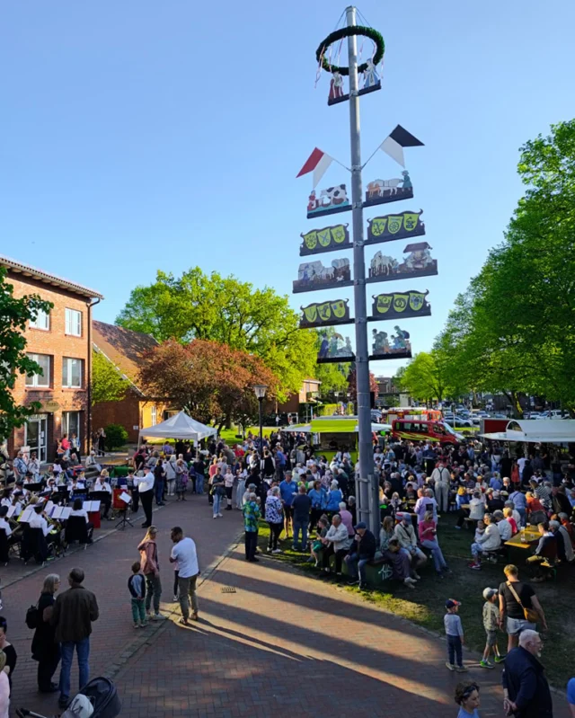 Bei schönstem Frühlingswetter haben wir am 30. April erneut unser beliebtes Maifest gefeiert. Schon vor dem offiziellen Beginn versammelten sich die ersten Wentorfer Bürgerinnen und Bürger vor dem Rathaus. Zusehends füllte sich der Platz und auch unsere Verpflegungsstände hatten alle Hände voll zu tun. 
Mit Hilfe unserer Drehleiter schmückte der Bürgervorsteher den Kranz oben am Maibaum. Zu den fröhlichen Klängen unseres Feuerwehrmusikzugs Wentorf-Börnsen wurde dann bei leckerem Essen und erfrischenden Getränken der Mai herzlich willkommen geheißen. 
Es war wieder ein gelungenes Fest und wir freuen uns schon jetzt auf das nächste Jahr! Danke, dass ihr so zahlreich da wart! 

#wirsindfüreuchda #feuerwehrwentorf #freiwilligefeuerwehr #feuerwehr #wentorfbeihamburg #retterherz #erstermai #maibaumfest