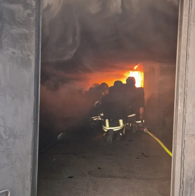 Heiße Ausbildung in Preetz!
Einige unserer Atemschutzgeräteträger haben am Brandgewöhnungstraining Modul 1 in einem holzbefeuerten Container teilgenommen.

Im Fokus standen Wärmegewöhnung und Strahlrohrtraining unter realitätsnahen Bedingungen:
Dichter Rauch, Sicht gleich null, Temperaturen bis zu 600 °C – und trotzdem einen kühlen Kopf bewahren.

Trainiert wurde das richtige Vorgehen beim Betreten einer Brandwohnung – gezielter Wassereinsatz statt Dampfbad!
Ein intensives Training, das Respekt vor dem Feuer schafft und die Einsatzbereitschaft auf ein neues Level hebt.

#Feuerwehr #Atemschutz #Training #Brandcontainer #Realbrandausbildung #Teamwork #wirsindfüreuchda #feuerwehrwentorf #freiwilligefeuerwehr  #wentorfbeihamburg #retterherz